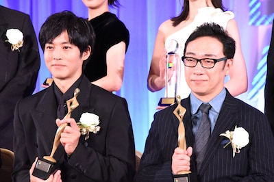 東京ドラマアウォード2025授賞式の様子。左から松坂桃李、角田晃広