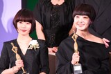 東京ドラマアウォード2025授賞式の様子。左から杉咲花、奈緒