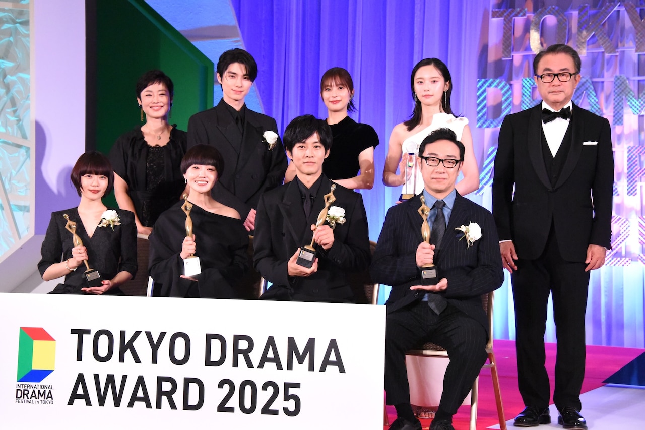 東京ドラマアウォード2025授賞式の様子。前列左から杉咲花、奈緒、松坂桃李、角田晃広。後列左から司会の有働由美子、本田響矢、芳根京子、加藤小夏、司会の三谷幸喜