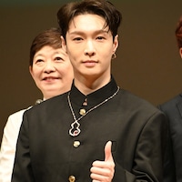 EXOのレイことチャン・イーシンが金鶴賞で主演男優賞、「愛がきこえる」が2冠達成