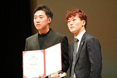 第10回ゴールドクレイン賞（金鶴賞）授賞式の様子。左からシア・ユイ（夏雨）とプレゼンターの松居大悟