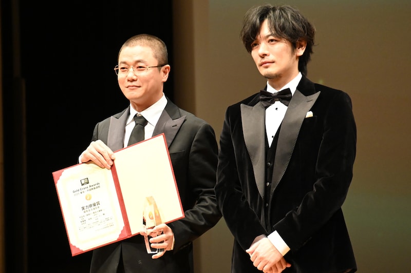第10回ゴールドクレイン賞(金鶴賞)授賞式の様子。左からシャオ・ヤン(肖央)とプレゼンターの久保田悠来