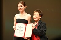 第10回ゴールドクレイン賞（金鶴賞）授賞式の様子。左からジェン・モンシュエ（曾梦雪）とプレゼンターの加藤登紀子