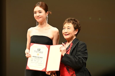 第10回ゴールドクレイン賞（金鶴賞）授賞式の様子。左からジェン・モンシュエ（曾梦雪）とプレゼンターの加藤登紀子