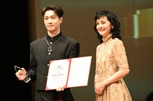 第10回ゴールドクレイン賞（金鶴賞）の授賞式の様子。左からチャン・イーシン（張芸興）、プレゼンターの南果歩