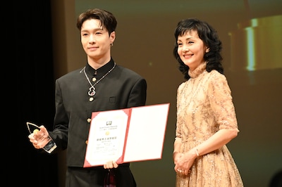 第10回ゴールドクレイン賞（金鶴賞）の授賞式の様子。左からチャン・イーシン（張芸興）、プレゼンターの南果歩