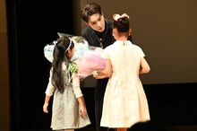 ファンから花束を受け取るチャン・イーシン（張芸興）