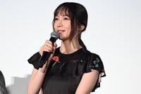 吉岡里帆がイカスミパスタを運ぶエンジェルに、「ダブル・ハピネス」ワールドプレミア