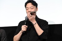 ハオ・レイ（郝蕾）と電話をつなぐシア・ハオ（夏昊）