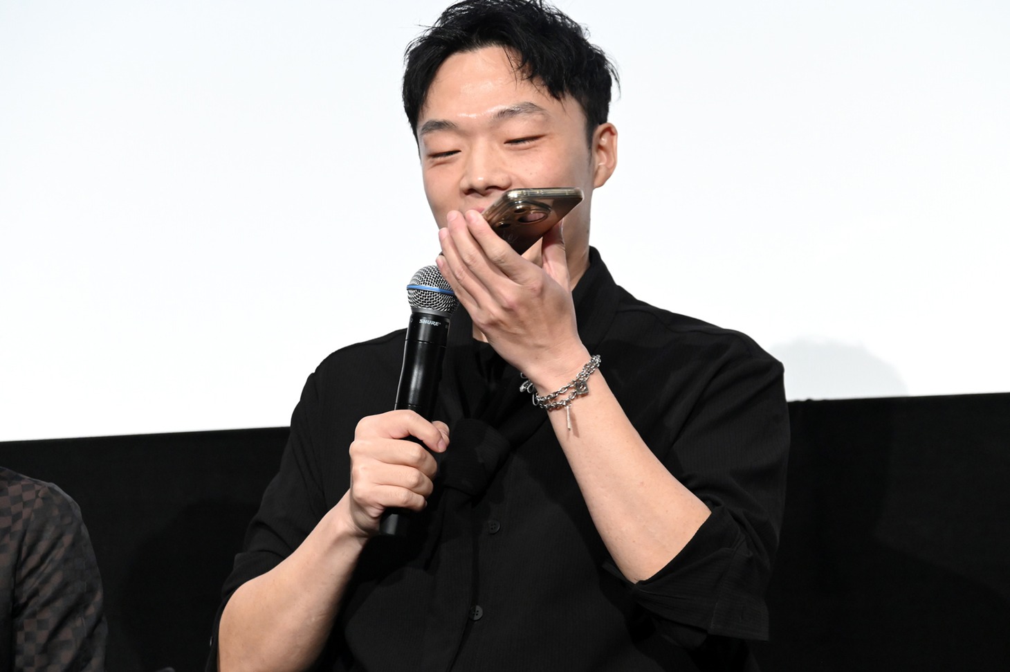 ハオ・レイ（郝蕾）と電話をつなぐシア・ハオ（夏昊）