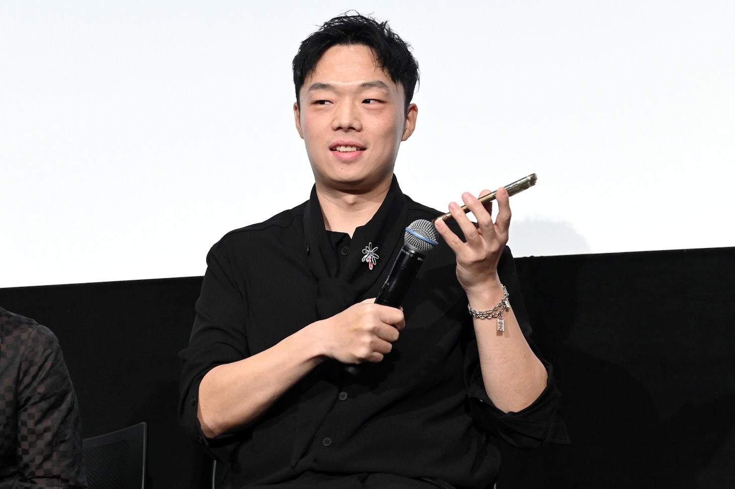 ハオ・レイ（郝蕾）と電話をつなぐシア・ハオ（夏昊）