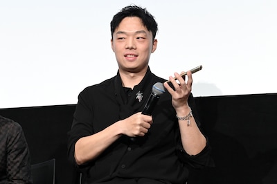 ハオ・レイ（郝蕾）と電話をつなぐシア・ハオ（夏昊）