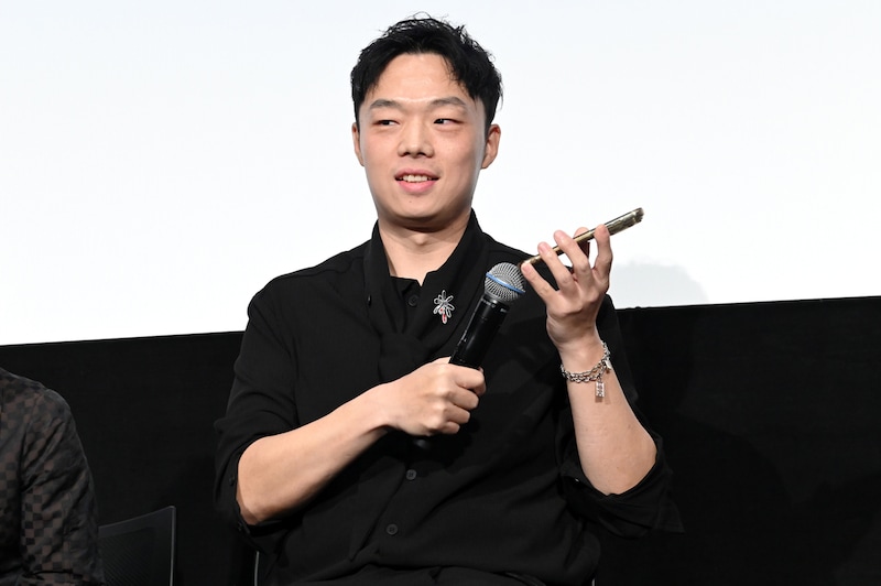 ハオ・レイ(郝蕾)と電話をつなぐシア・ハオ(夏昊)