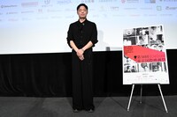 中国映画「オペレーターNo.23」（原題「地下美人」）のワールドプレミアに登場した監督のシア・ハオ（夏昊）