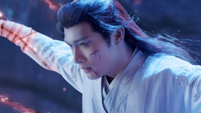 中国ドラマ「千輪桃花～永遠に咲き誇る愛～」より、チャン・ビンビン（張彬彬）演じる謝雪臣。暗族に立ち向かうも、暗域の尊主・桑岐との戦いに敗れ、熔淵で刑罰を受けることになる