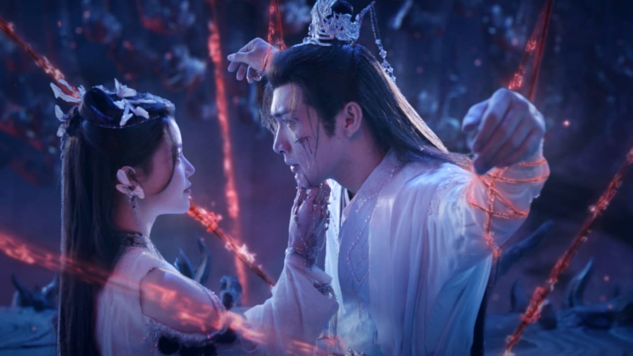 中国ドラマ「千輪桃花～永遠に咲き誇る愛～」より、スン・ジェンニー（孫珍妮）演じる暗域の聖女・暮懸鈴（左）、チャン・ビンビン（張彬彬）演じる冷徹な仙盟盟主・謝雪臣（右）