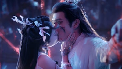 中国ドラマ「千輪桃花～永遠に咲き誇る愛～」場面写真。謝雪臣が体力の限界を迎える寸前、暗域の聖女・暮懸鈴が現れ、突然口づけをする