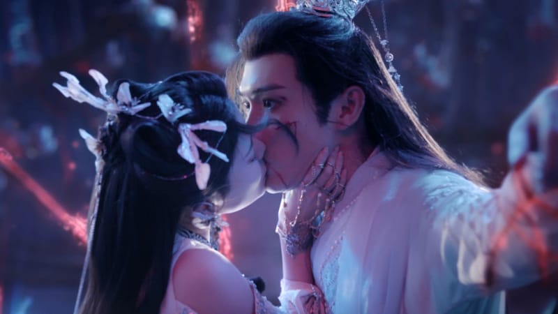 中国ドラマ「千輪桃花～永遠に咲き誇る愛～」場面写真。謝雪臣が体力の限界を迎える寸前、暗域の聖女・暮懸鈴が現れ、突然口づけをする