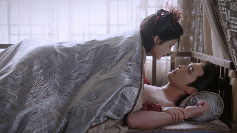 中国ドラマ「千輪桃花～永遠に咲き誇る愛～」より、スン・ジェンニー（孫珍妮）演じる暮懸鈴（上）とチャン・ビンビン（張彬彬）演じる謝雪臣（下）