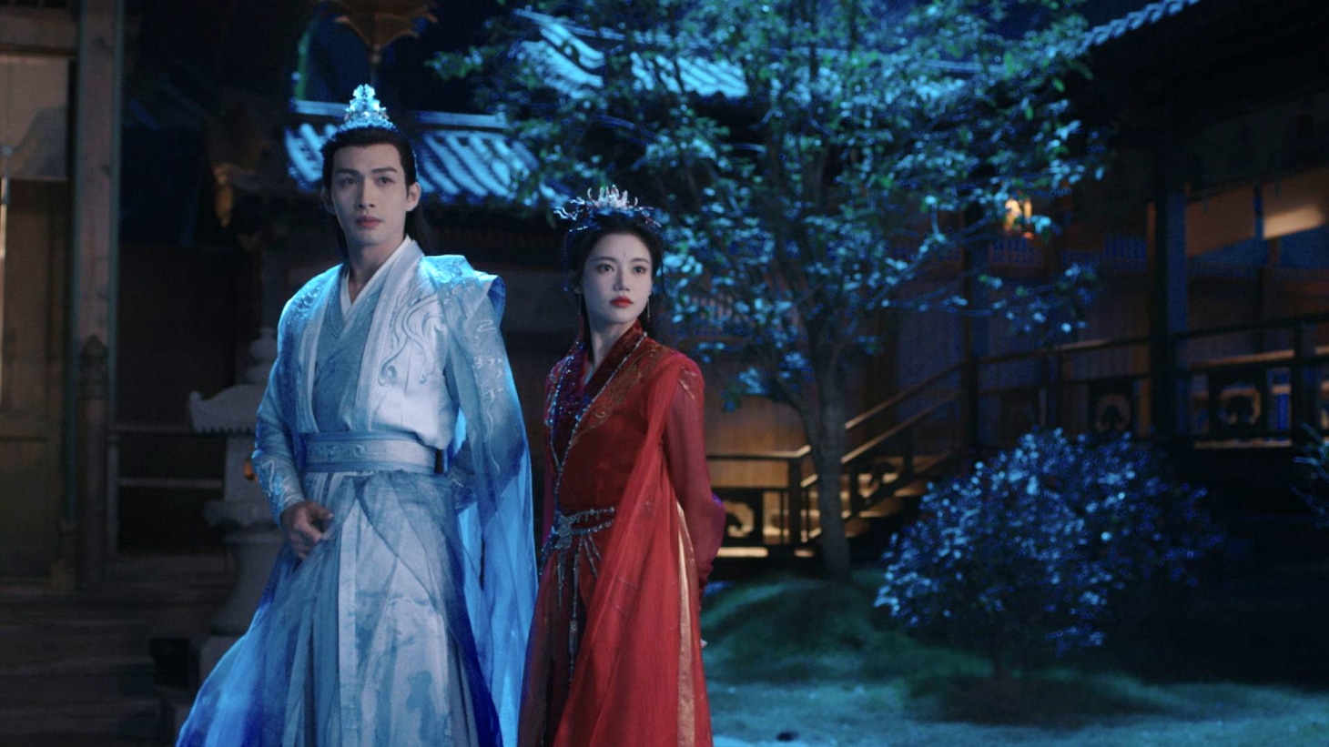 中国ドラマ「千輪桃花～永遠に咲き誇る愛～」より、左からチャン・ビンビン（張彬彬）演じる謝雪臣（シエ・シュエチェン）、スン・ジェンニー（孫珍妮）演じる暮懸鈴（ムー・シュエンリン）