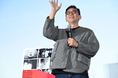 観客に手を振るソイ・チェン