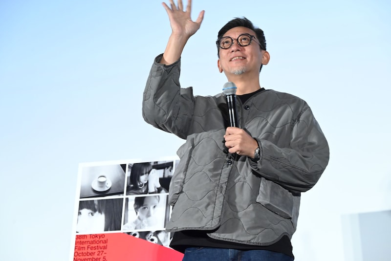 観客に手を振るソイ・チェン