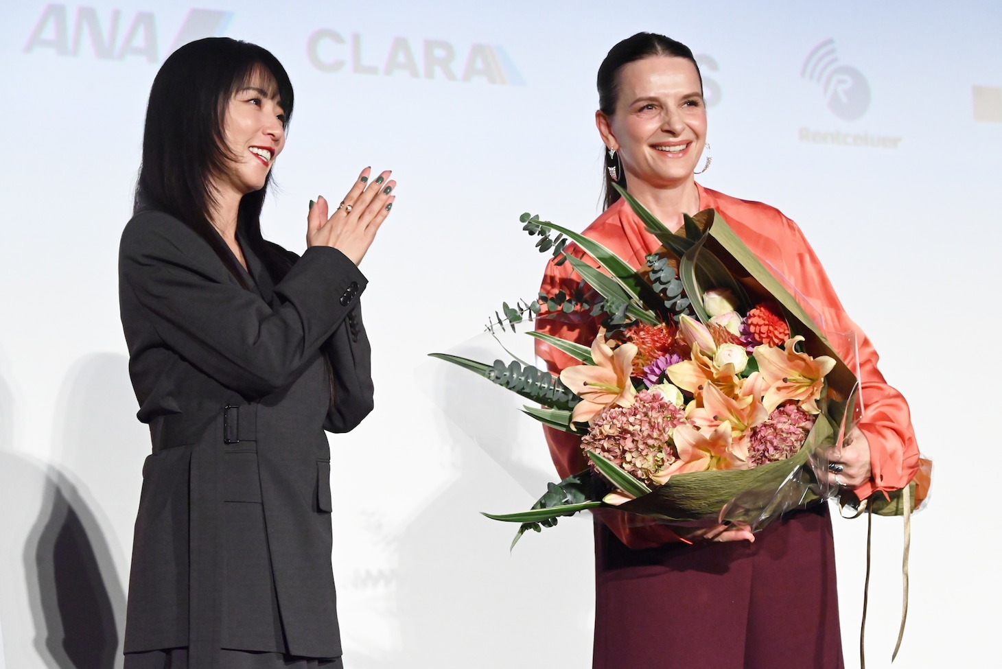 左からMEGUMI、ジュリエット・ビノシュ