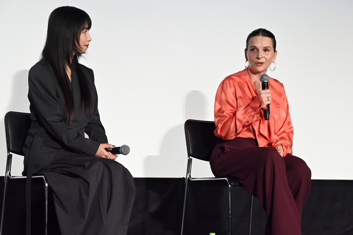 左からMEGUMI、ジュリエット・ビノシュ