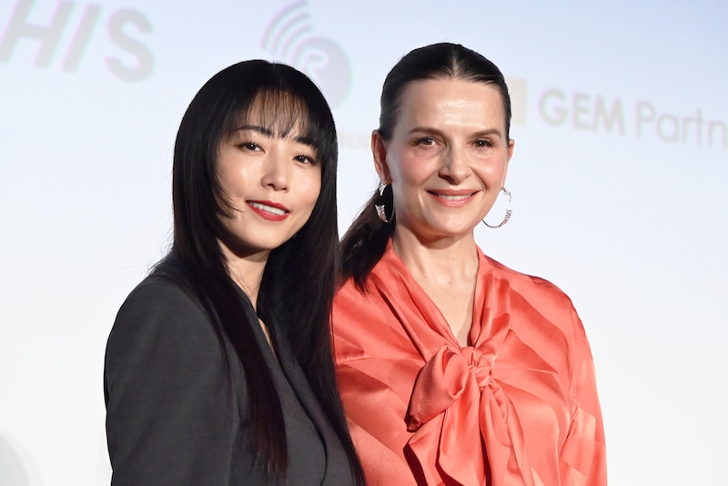 左からMEGUMI、ジュリエット・ビノシュ