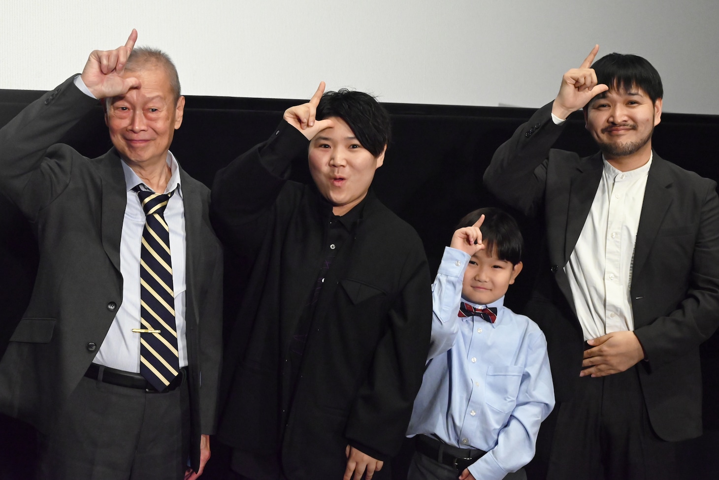 「黄色い子」ジャパンプレミアのQ&Aの様子。左からグー・ユーシャン（顧玉山）、今井ミカ、人夢、今井彰人。「黄色」を意味する手話のポーズを取っている