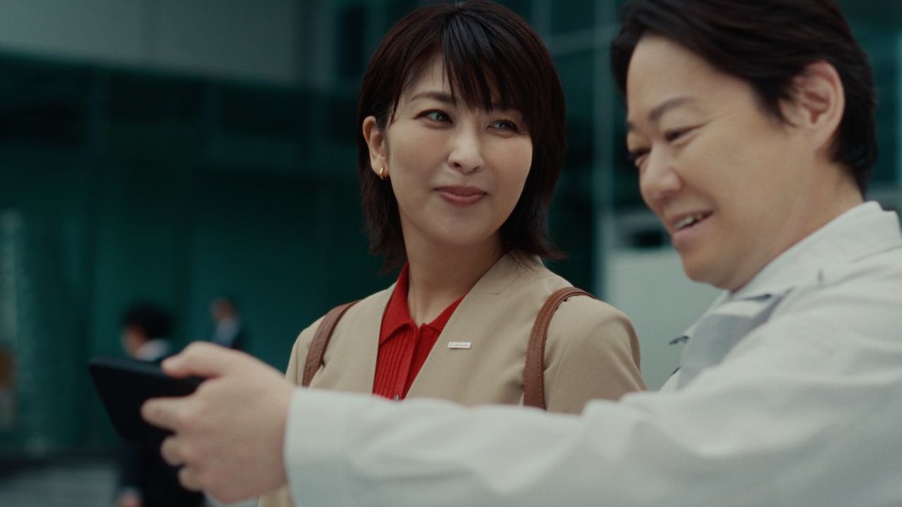 NTTドコモビジネス企業広告「人を想うDX」篇より。阿部サダヲと松たか子は、ビジネスを通じて関わる間柄の人物を演じている