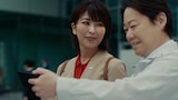 NTTドコモビジネス企業広告「人を想うDX」篇より。阿部サダヲと松たか子は、ビジネスを通じて関わる間柄の人物を演じている