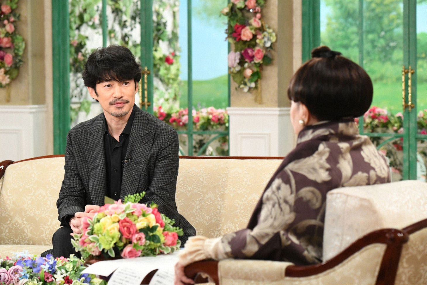 「徹子の部屋」より、竹野内豊（奥）と黒柳徹子（手前）