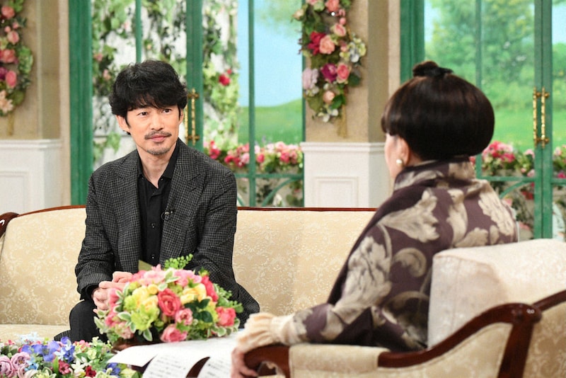 「徹子の部屋」より、竹野内豊(奥)と黒柳徹子(手前)