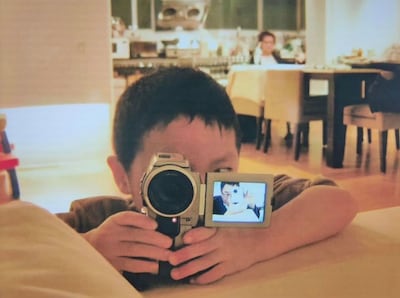 ビデオカメラを回すショーン・ヤン。モニタには息子にカメラを向けるエドワード・ヤンの姿が映る