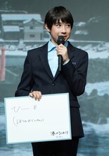 「光のような存在の人は？」というお題に「ひーま（ぼくのおじいちゃん）」と答える尾上眞秀