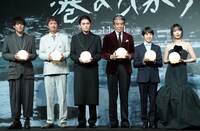 「港のひかり」東京プレミア舞台挨拶の様子。左から左から藤井道人、椎名桔平、眞栄田郷敦、舘ひろし、尾上眞秀、MEGUMI