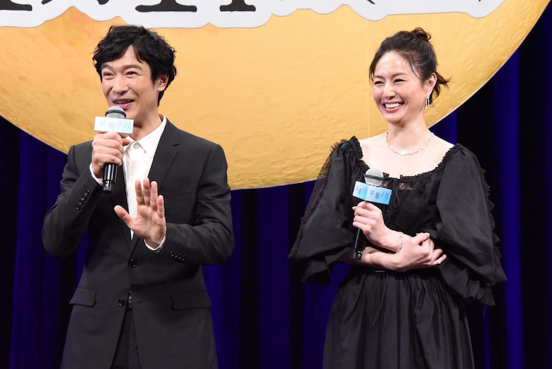 左から堺雅人、井川遥