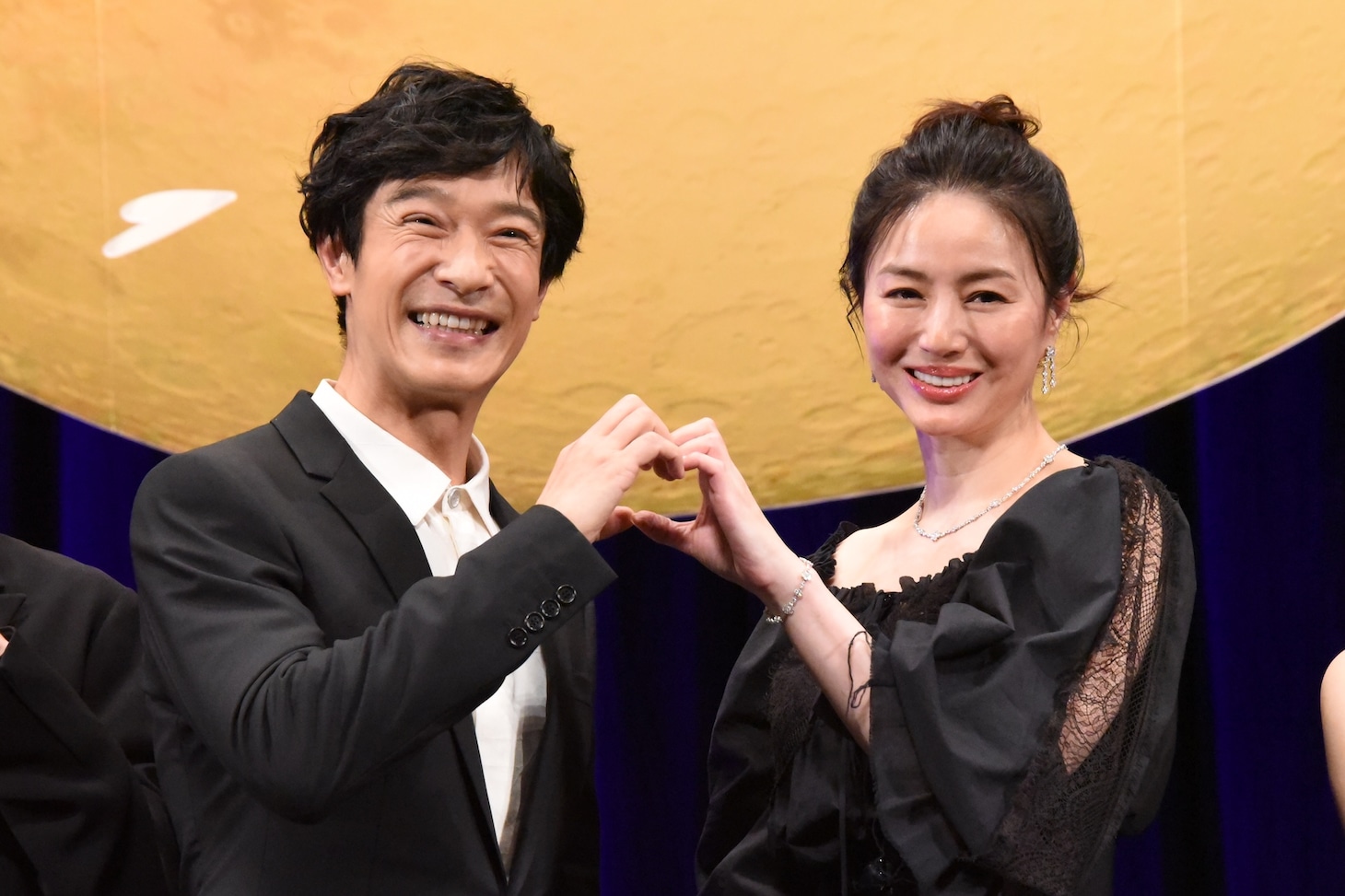 一緒にハートマークを作る堺雅人（左）と井川遥（右）