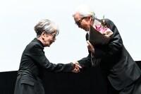 第38回東京国際映画祭で特別功労賞を受賞した山田洋次（右）を祝福する倍賞千恵子（左）