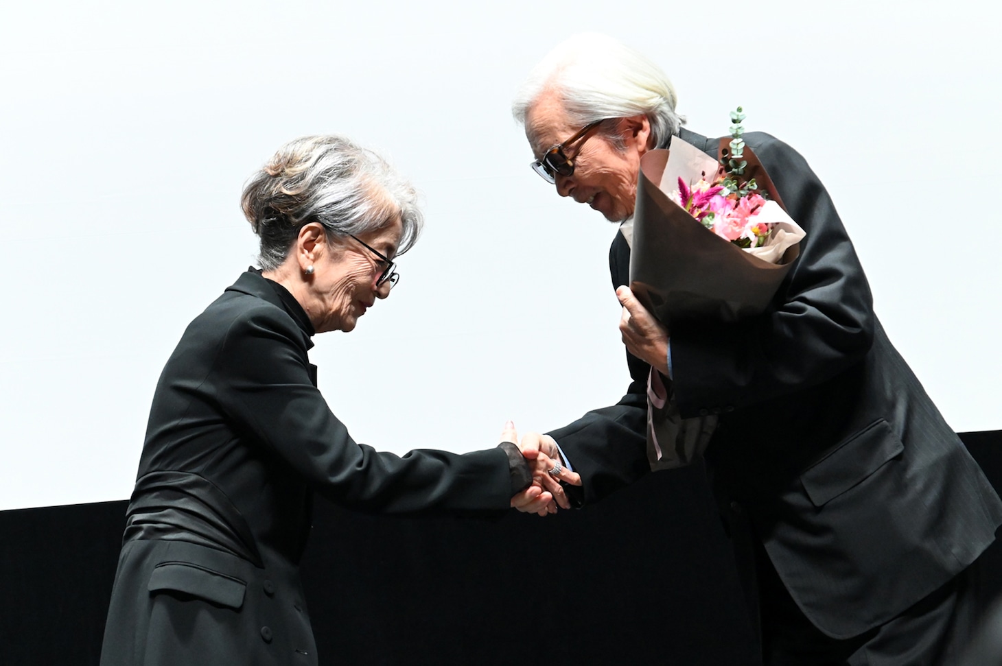 第38回東京国際映画祭で特別功労賞を受賞した山田洋次（右）を祝福する倍賞千恵子（左）