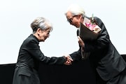第38回東京国際映画祭で特別功労賞を受賞した山田洋次(右)を祝福する倍賞千恵子(左)