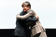 第38回東京国際映画祭で特別功労賞を受賞した山田洋次(左)を抱きしめる木村拓哉(右)