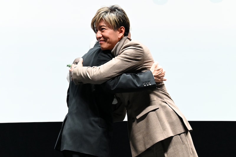 第38回東京国際映画祭で特別功労賞を受賞した山田洋次(左)を抱きしめる木村拓哉(右)