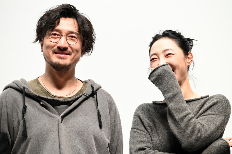 談笑するエリック・ワン / ワン・チュアンジュン(王伝君 / 左)とバイ・バイホー(白百何 / 右)