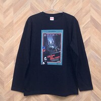 大島依提亜がデザインした「ニューヨーク1997」ロングTシャツ（税込5500円）