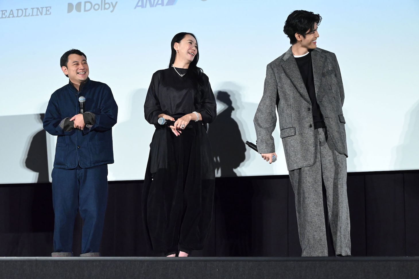 河瀨直美（中央）から「次は監督」とプレッシャーをかけられ、思わず顔を背ける寛一郎（右）