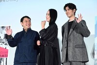 カメラマンからの「女優ポーズで！」というリクエストに応じる河瀨直美（中央）