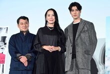 第38回東京国際映画祭「恒星の向こう側」ワールドプレミアにて、左から監督の中川龍太郎、キャストの河瀨直美、寛一郎