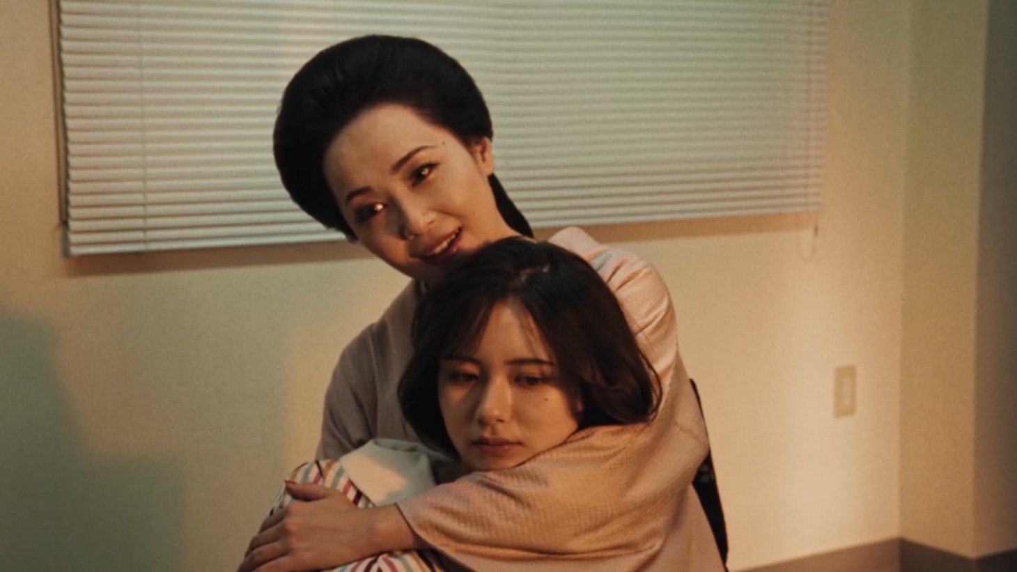 「極道の妻たち エピソード零 『コレCARラ』篇」場面写真